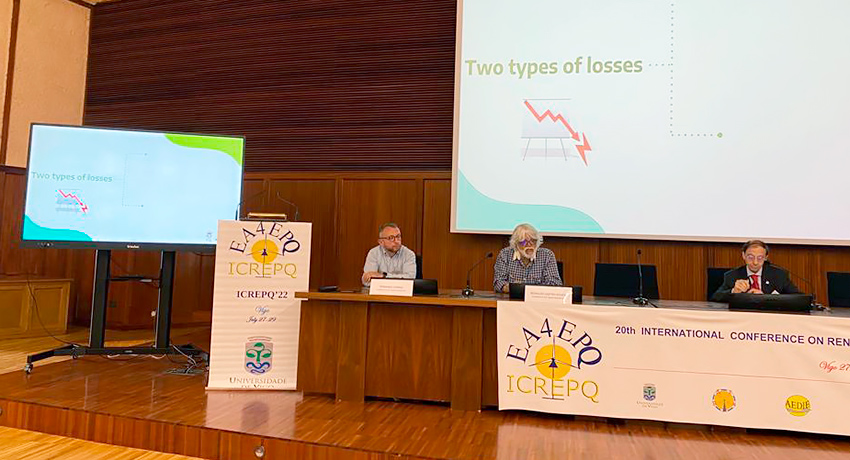 Os professores Fernando Cyrino e Reinaldo Souza durante a plenária de encerramento da ICREPQ 2022 - Foto: arquivo pessoal